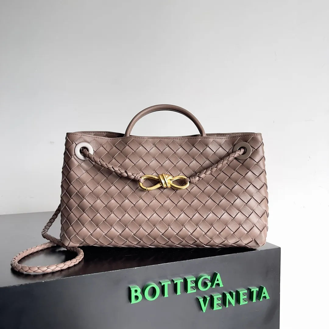 BV 1960 BV Lin Xinru, Ken Dou, Zhou Yutong, Zhu Zhu and other similar models, Andiamo Italian Let'go's new horizontal version design is more refined and elegant. The horizontal version presents a light and fashionable feeling that is more suitable for the body shape of Asian girls. The actual upper body is really awesome! Practicality and elegance coexist! 🉑️Carry it by hand, shoulder or crossbody, the law of true fragrance🥳 Style number: 754990 Size: 29*10*18